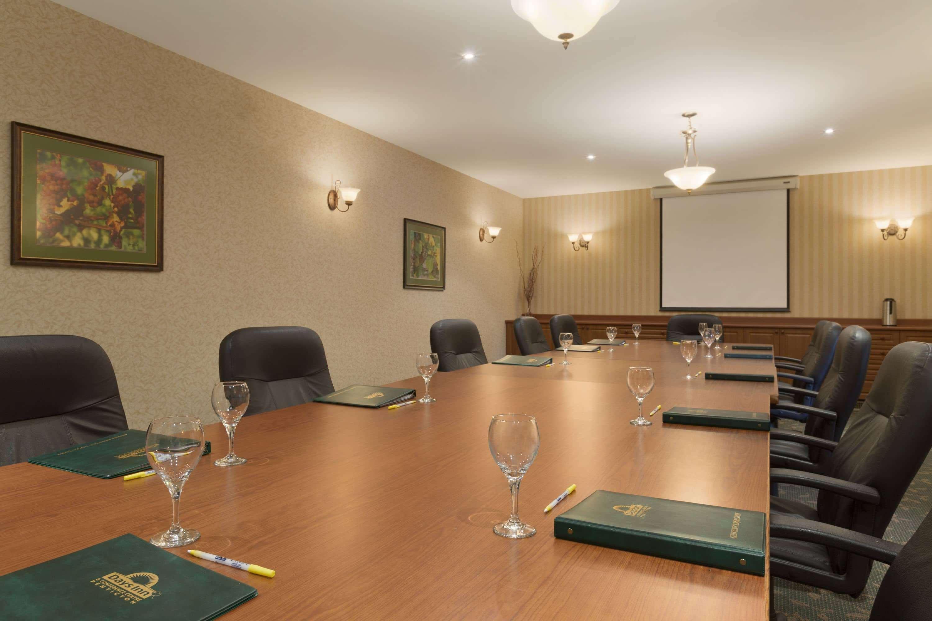 Days Inn By Wyndham Penticton Conference Centre Экстерьер фото